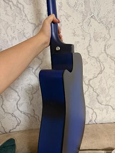 2 el piyano: Akuistik gitara – dreadnought korpuslu, kəsikli (cutaway) dizayn. - — 2