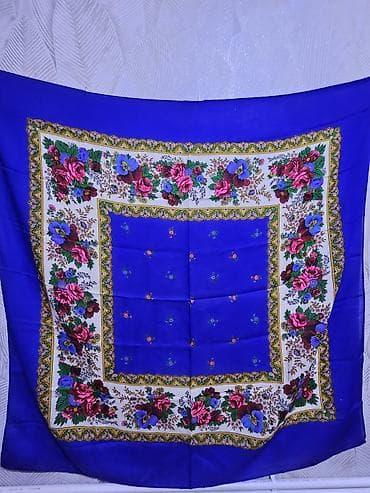 qizil sat: Mavi fonlu, klassik çiçək naxışlı yaylıq/şal. - Ölçü: təxmini kvadrat — 4