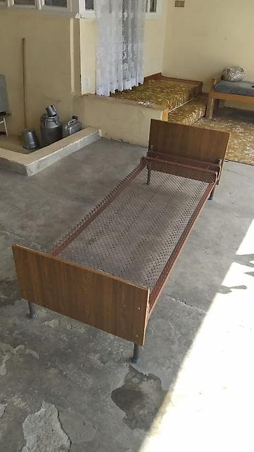 Metal torlu tək nəfərlik çarpayı - Ölçü: təxmini 90×190 sm (tək