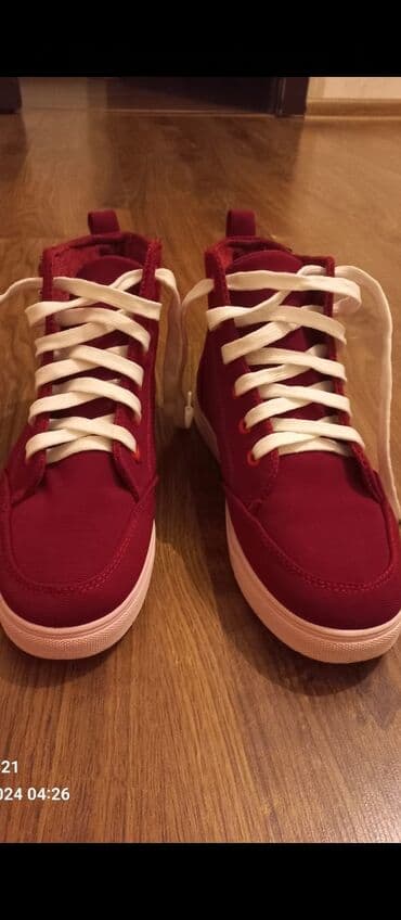 Məhsul paketi: ayaqqabı və geyim 1) Qırmızı idman ayaqqabıları - lalafo.az -da Məhsul paketi: ayaqqabı və geyim 1) Qırmızı idman ayaqqabıları -