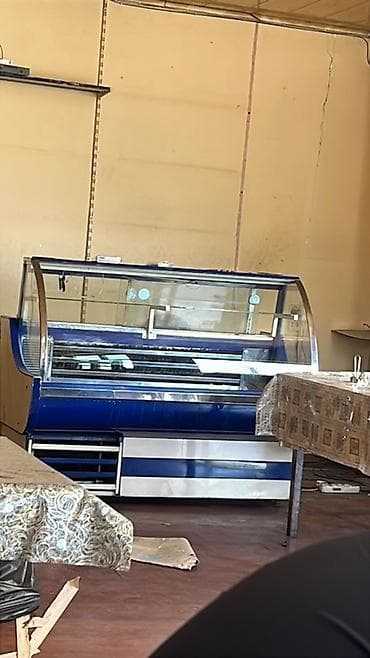 Soyuduculu vitrin – mavi/gümüş rəngdə, şüşə ön və yan panellər, üst