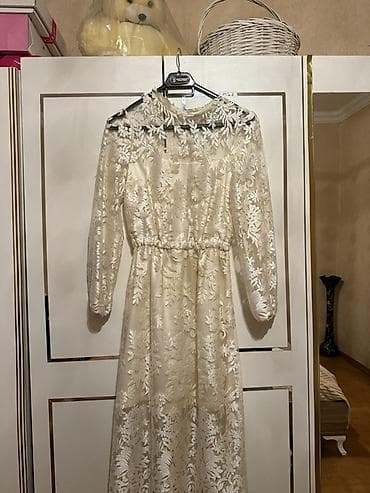 gupur donlar: Ağ-krem rəng palitrasında zərif qızılı altlıq üzərində ağ güllü — 3