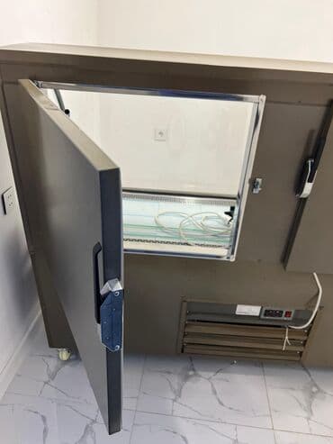 su soyuducu aparat: Bu ticarət vitrin soyuducusu qəhvəyi rəngdədir və şüşə yan panellərə — 7