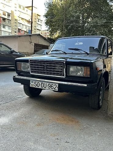 zapi satisi: Qara rəngli klassik VAZ 2107. Avtomobilin eksteryeri ənənəvi kvadrat — 2
