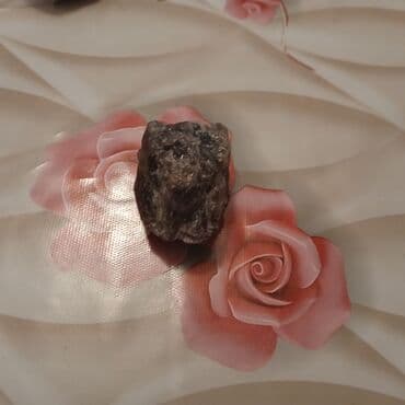 Bu, tünd rəngdə, sərt bir mineral parçasıdır. Kəskin küncləri və