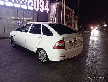 raf satilir: Ağ rəngli Lada Priora sedan. Avtomobilin кузов görnüşü sedan — 9