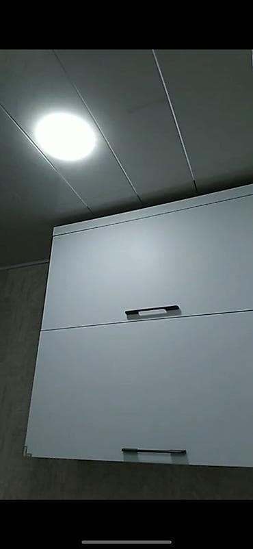 şkaf kuxna: Mətbəx mebeli üstü ağ, aşağıı açıq yaşıl rəngdədir. Ətraflı məlumat — 2