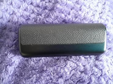 elektron sigaretler: Bu, qara rəngdə, səliqəli dizaynlı elektron siqaret qabıdır. Qabın üst — 2