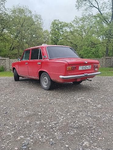 s yan guzguler: VAZ 2101 “Jiquli” – klassik 4 qapılı sedan Xüsusiyyətlər: - Kuzov — 1