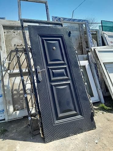 Dəmir giriş qapısı - Material: möhkəm metal konstruksiya - Rəng: tünd