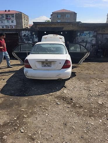 celiloglu ehtiyat hisseleri: Hyundai Sonata, ağ rəng, sedan gövdə. Texniki xüsusiyyətlər: - Nömrə — 2