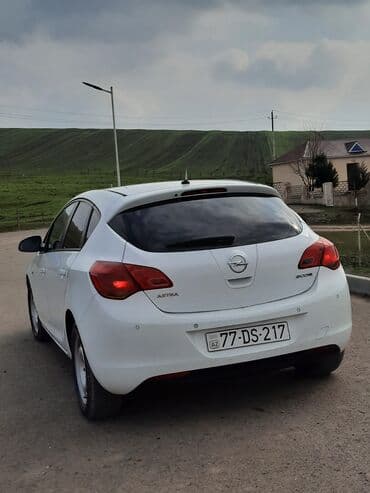 Kommersiya nəqliyyat vasitələri: Opel Astra: 1.4 l | 2010 il 352000 km Sedan — 6
