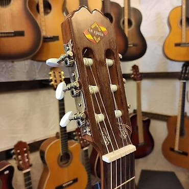 gitara sekilleri: Klassik gitara Admira Sevilla Simlərin sayı: 6 Üst: Bərk sidr ağacı — 5