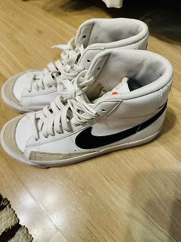 nike jaket: Nike Blazer Mid – ağ rəngli, qara Swoosh loqolu yüksək boğaz idman — 1