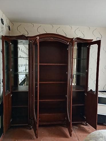 Klassik üslubda vitrinli şkaf-bufet - Material: tünd qəhvəyi rəngli