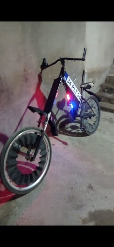 - Güclü, düz xəttli metal karkas və mərkəz bloklu akkumulyator bölməsi