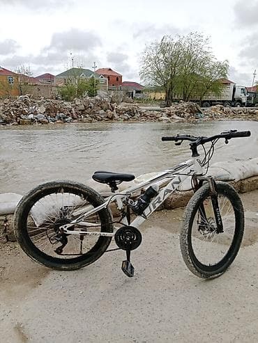 Salam eziz musteriler bu velosibedimizin praplemi arxa topu