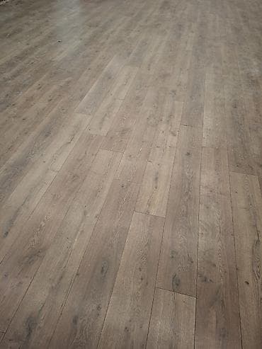 Rezin döşəmə örtüyü: Laminat döşəmə – təbii ağac fakturalı, qəhvəyi/boz tonlarda taxta — 3