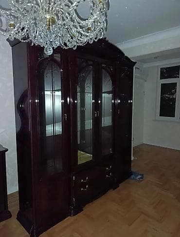 ucuz dolab: Klassik üslubda vitrinli bufet - Material: tünd qoz rəngli massiv — 2