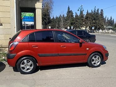 uaz satilir: Kia Rio hatchback (qırmızı rəng), 5 qapı, AZ dövlət nömrə nişanı — 2