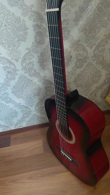 ukulele gitar: Klassik akustik gitara – 4/4 tam ölçü. Qırmızı-bordo rəng keçişli — 3