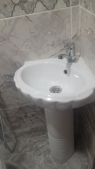 həzi aslanov kirayə evlər: 1 otaqlı mənzil – təsvir - Geniş yataq otağı: iri taxta qarderob — 2