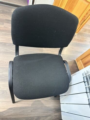 Qara rəngli ofis/konfrans stulu - Yumşaq süngərlə doldurulmuş parça