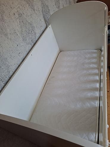 Ağ rəngli uşaq beşiyi – matrasla birlikdə. Xüsusiyyətlər: - Material — 2