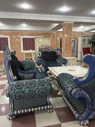 Klassik üslubda dəbdəbəli qonaq otağı dəsti Tərkibi: - 1 ədəd divan -