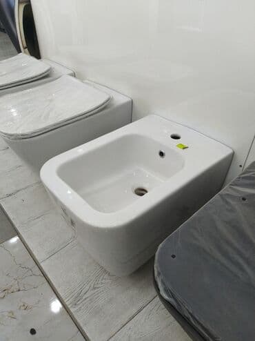 hamam çanaqları: Ağ rəngdə, divara quraşdırılan, müasir dizaynlı bidə. Hamam və — 1