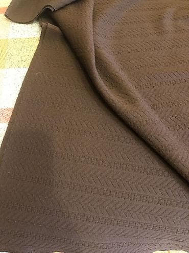 145/160 qəhvəyi rəngdə qalın trikotin parça. Qədmi,çox gözəl naxişları