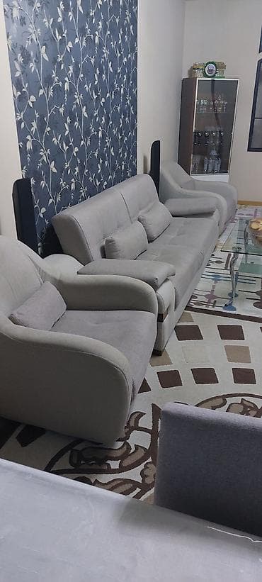 divan divan: Divan kreslo dəsti satılır 200₼. Açılır bazası var.Ünvan — 1
