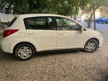Nissan Tiida hatchback – ağ rəng, 5 qapı, şəhər üçün rahat və iqtisadi
