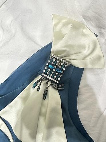 flo memar ecemi: Zərif ziyafət donu - Rəng: dəniz mavisi, krem ağ detallarla - Parça — 2