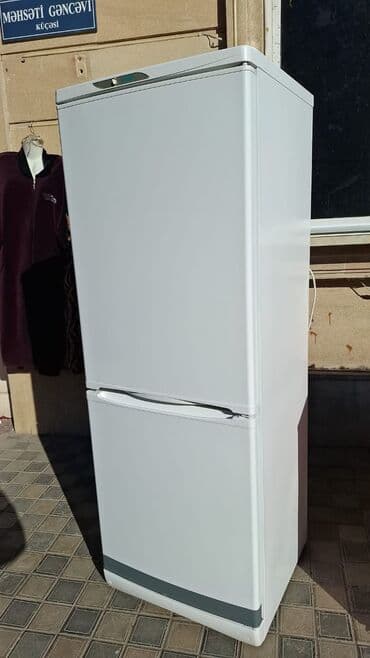 Yemək hazırlamaq üçün texnika: Ağ rəngli ikiqapılı soyuducu. Üst hissədə soyuducu bölmə, altda — 1