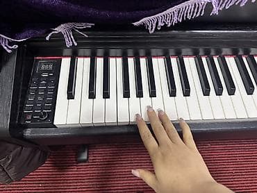 Rəqəmsal pianino – klassik korpusda, 88 klavişli tam ölçülü klaviatura