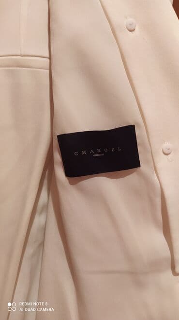 желтые женские костюмы: Charuel qadın kostyumu – ağ rəngdə klassik üçlük. - Jaket: geniş shawl — 2