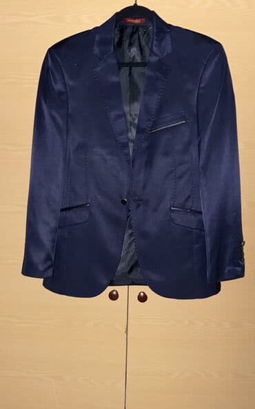 kişi geyimi: Tünd göy rəngdə, bir düyməli, şax materialdan hazırlanmış kişi — 1