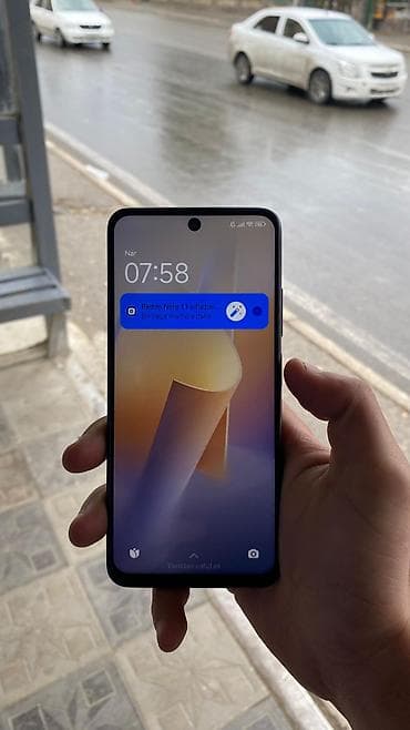 səs ucaldici: Xiaomi Redmi Note 11 smartfonu - Ekran: 6.43" AMOLED, mərkəzdə — 3