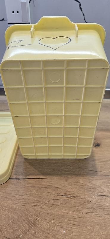 Plastik saxlama qutusu – qapaqlı, krem-sarı rəngdə. Xüsusiyyətlər: -