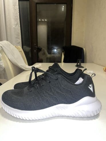 Daraq panellər: Qara idman krossovkası 42.5 razner - Üst material: nəfəsalan toxunma — 2