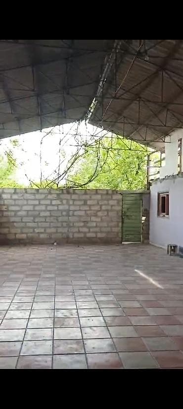 gencede heyet evi satilir: Gence seher Samux rayon ziyadli kend mektebin arxasi. Mehle evi 8 — 5