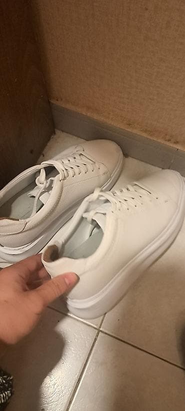 ağ krasovka: Ağ rəngli minimal dizaynlı idman ayaqqabısı 8 cm boy artıran dəri — 2