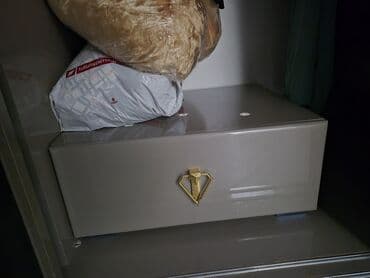 Kabrolar: Mebel dəsti – güzgülü konsol və iki tumbadan ibarət Tərkib: - 2 ədəd — 3