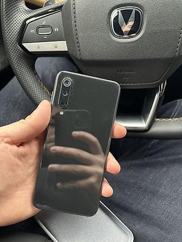 iphone 16 pro baki: Smartfon – qara rəng, nazik korpus, damcı tipli ön kamera kəsiyi olan — 1