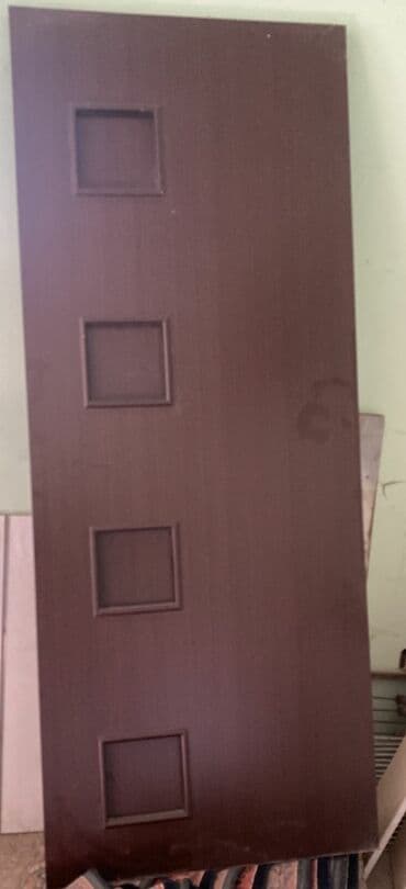 pol taxta: Mebel qapısı – taxta/laminat səthli, tünd qəhvəyi rəngdə. Minimalist — 1