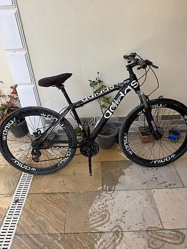 Velosiped – “Adidas” dizaynlı, dağ/şəhər tipli hardtail. Texniki
