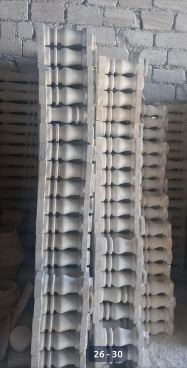 балясины из камня: Ağ rəngli, müxtəlif formalı və ölçülü dəmir-beton sütunlar. Bu — 14