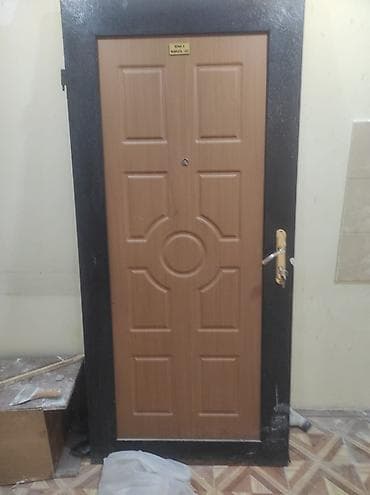 Seyf qapı satılır. Qeyd: yalnız menteşə tərəfdə petlələr qırılıb