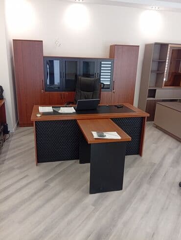 Ofis üçün rəhbər masa dəsti - Geniş əsas masa: taxta teksturalı üst